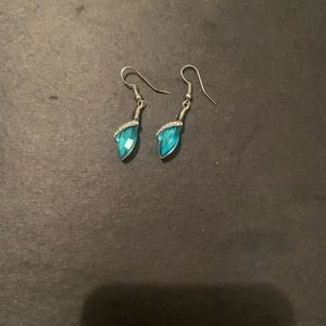 There sky blue leaf fold dropped earrings